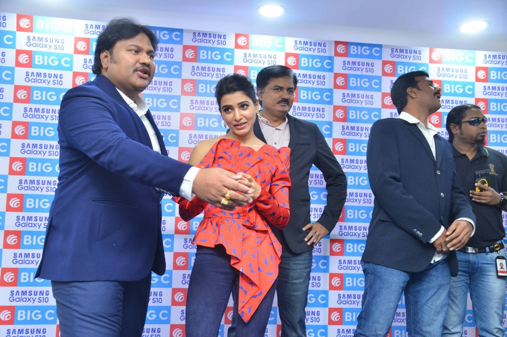 Samantha Launches Samsung S10e Mobile at Big C